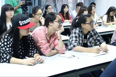 尧巧玲女士莅临我院举办文化产业管理专题讲座暨设备租赁服务介绍